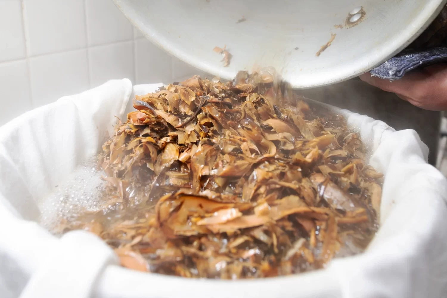 だし汁を取る様子