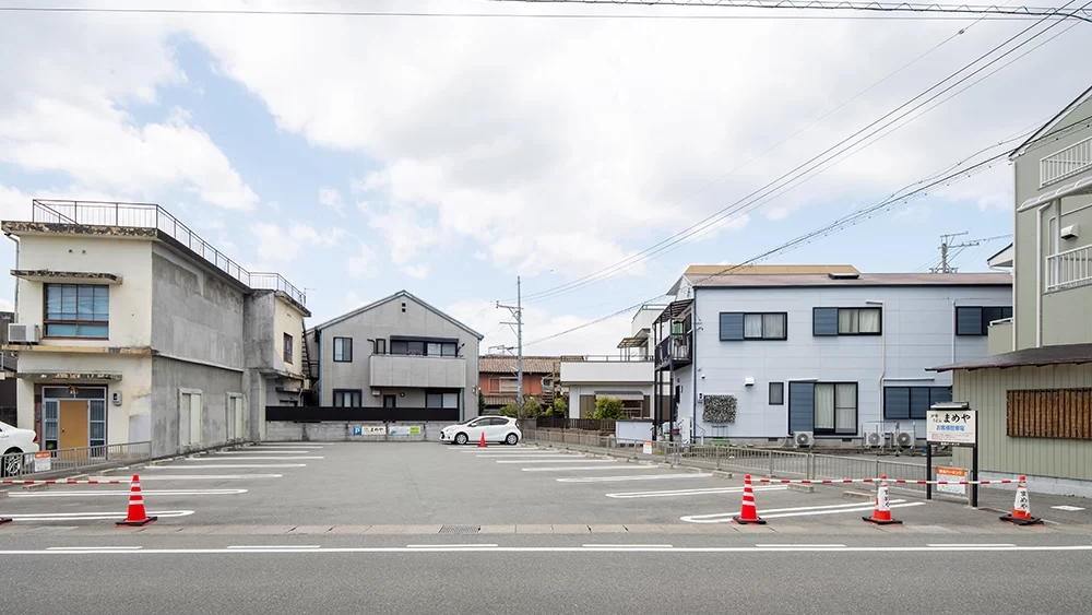 駐車場真正面